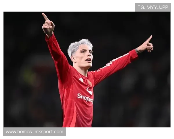 曼联连续推进到禁区，加纳乔侧身扫射命中