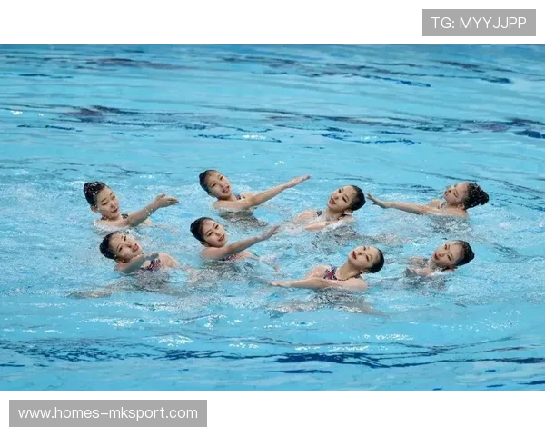 花样游泳空中连环动作：挑战极限，绽放艺术之美